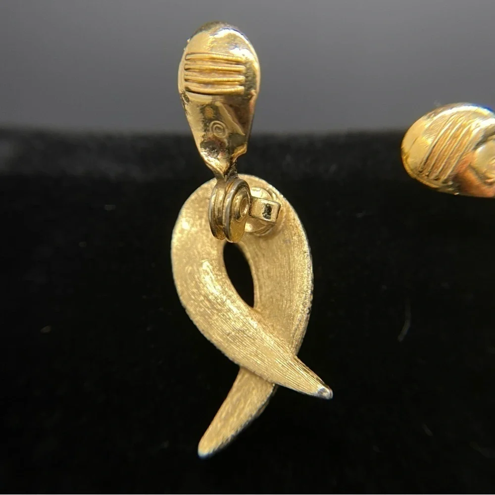 Monet Vintage Gold tone clip on earrings. Mid Century Modernist style. Signed